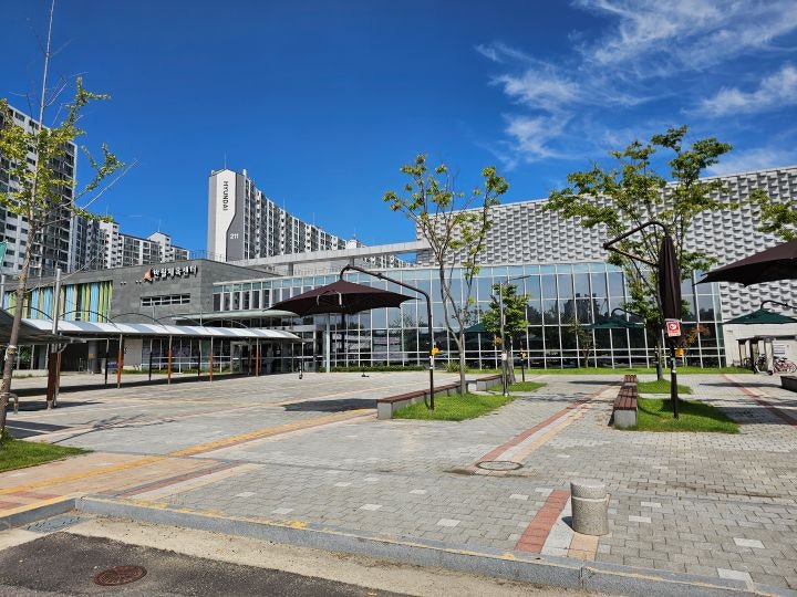 나이가 들어도 자식에게 손을 벌리지 않기 위해서 꾸준히 운동해야 한다던 엄마. 스포츠 상품권을 기다리며 운동을 떠났다.