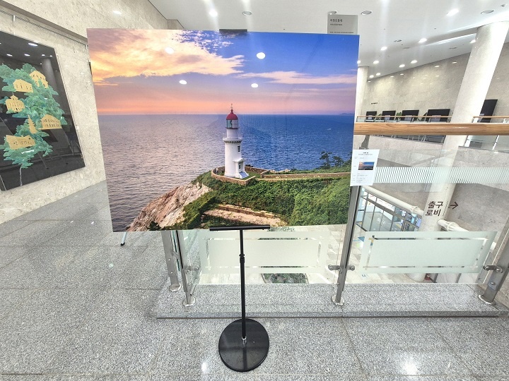 '등대 사진 공모전'의 역대 수상작 20여 점 중 어청도 등대 사진.