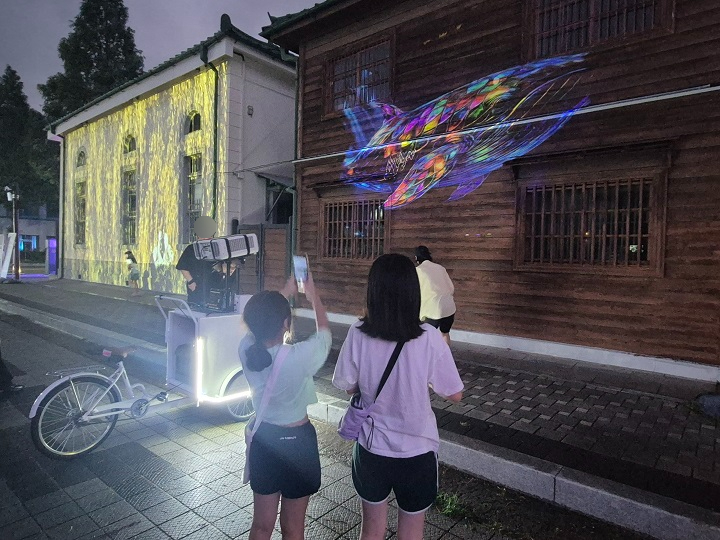 직접 글을 쓰고 불빛에 띄워보는 체험형 미디어아트.