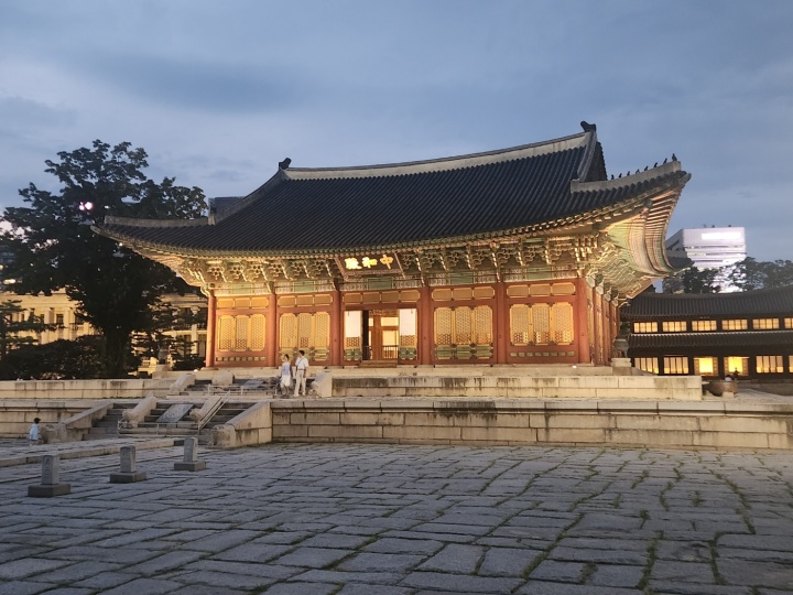 야간에 방문한 덕수궁.