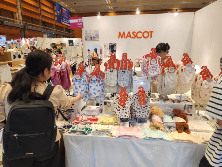 반려동물 의류 기업 부스.