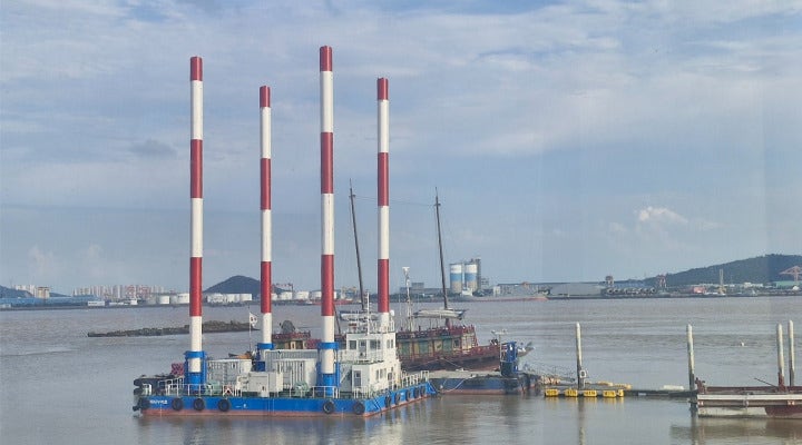 재현된 조선통신사선과 해저 유물 인양 작업선.