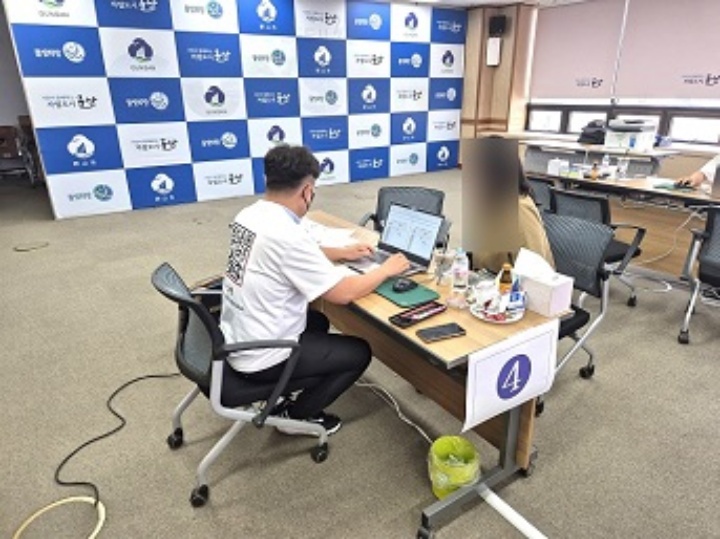 찾아가는 모두의 소통버스 전문 조사관에게 정책 제안 설명 중.