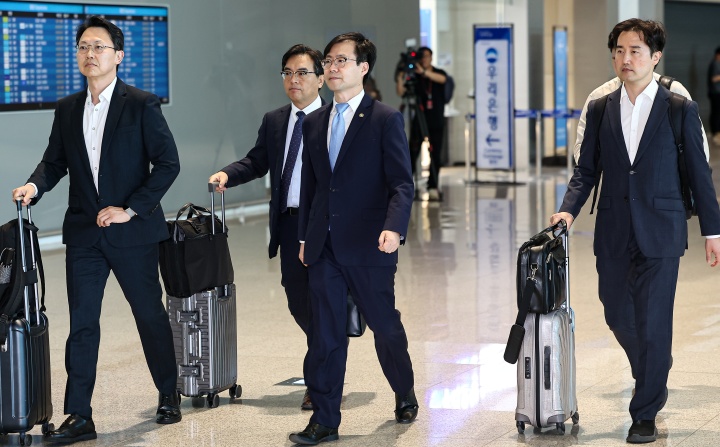 여한구 산업부 통상교섭본부장이 22일 미국과의 통상 협의를 위해 인천국제공항 제2터미널을 통해 출국하기 위해 이동하고 있다. 2025.6.22. (ⓒ뉴스1, 무단 전재-재배포 금지)