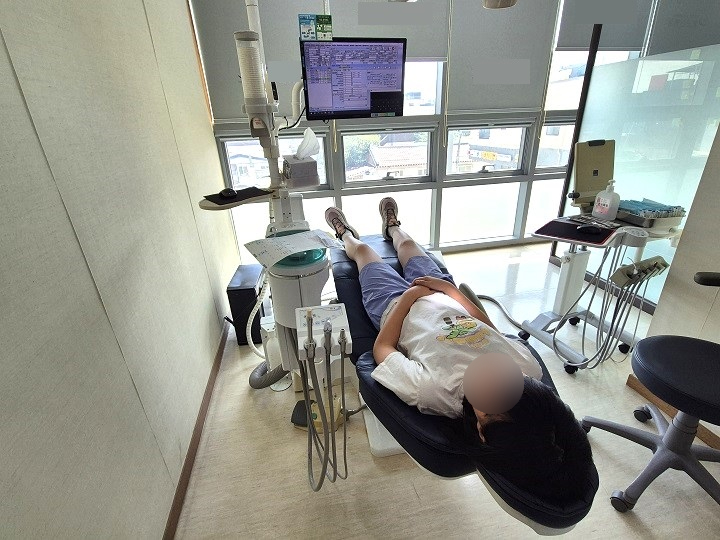 학생건강검진 중 구강검진 진행 중.