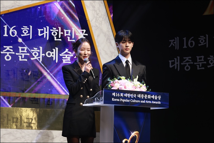 사회를 맡은 아나운서 박선영과 배우 김민규.