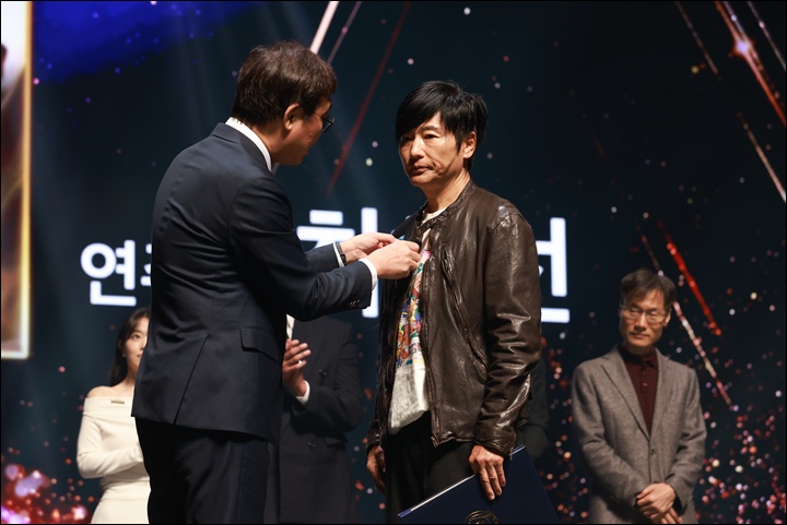 60여 년 동안 한길을 달려온 기타리스트 최희선.