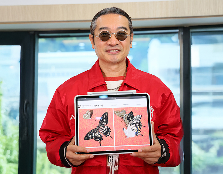 양 감독은 지난 24일 남계우 화백의 '군접도' 속 호랑나비를 보여주며 이번에 준비하고 있는 'APEC 정상회의' 갈라 만찬 공연에 대해 설명하고 있다.(사진=문화체육관광부 국민소통실 윤종규, 무단 전재-재배포 금지)