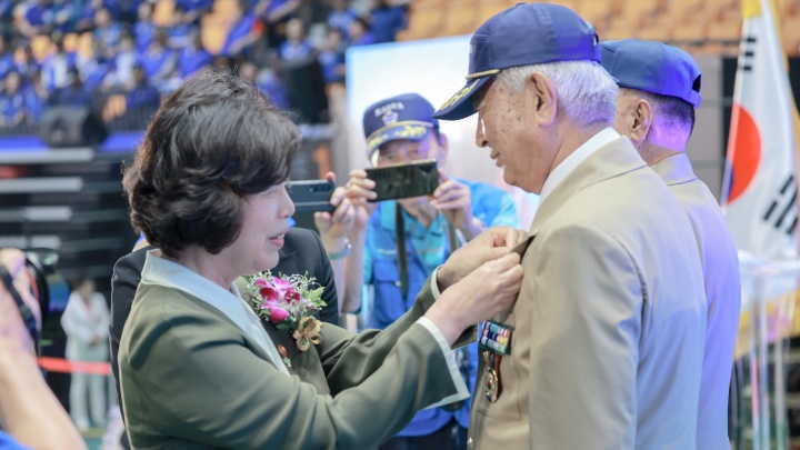 강정애 국가보훈부 장관이 경기 수원시 장안구 수원실내체육관에서 열린 '제27회 고엽제의 날 전우 만남의 장' 행사에서 참전용사 대표에게 제복을 입혀드리고 있다. 2024.7.18. (ⓒ뉴스1, 무단 전재-재배포 금지)