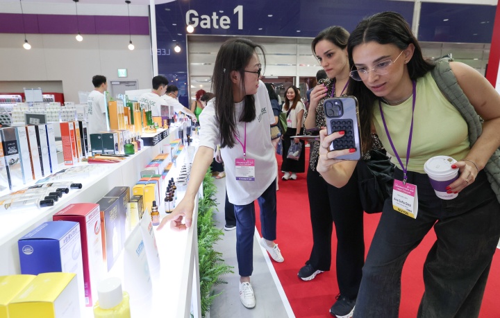 서울 강남구 코엑스에서 열린 '2025 서울국제화장품미용산업박람회, 국제건강산업박람회(코스모뷰티서울, 헬스&뷰티위크)'를 찾은 외국인 관람객이 화장품을 살펴보고 있다. 2025.5.28. (ⓒ뉴스1, 무단 전재-재배포 금지)