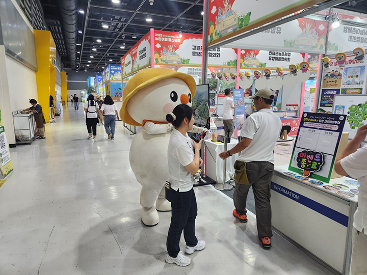 마스코트 '촌식이'와 사진 찍는 이벤트도 진행 중이다.