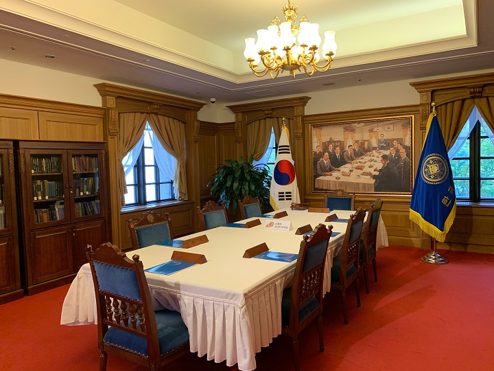 금융통화위원회 회의실.