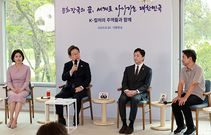 이재명 대통령과 김혜경 여사가 30일 서울 용산 대통령실 파인그라스에서 문화예술계 수상자들과 간담회를 하고 있다.(사진=저작권자(c) 연합뉴스, 무단 전재-재배포 금지)