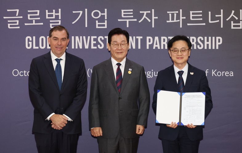 이재명 대통령이 29일 경북 경주예술의전당에서 열린 투자협약식에서 맷 가먼 아마존웹서비스(AWS) CEO, 김정관 산업부 장관과 기념촬영하고 있다. 2025.10.29(사진=저작권자(c) 연합뉴스, 무단 전재-재배포 금지)