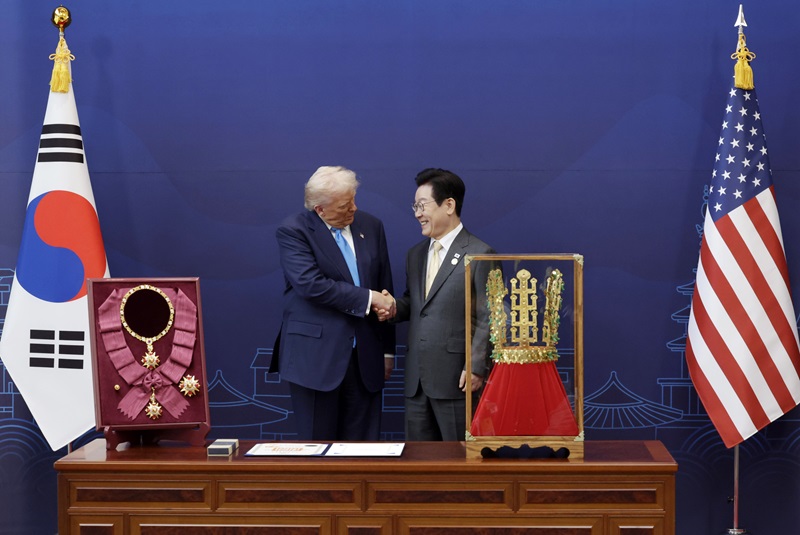 이재명 대통령이 29일 경북 경주박물관에서 도널드 트럼프 미국 대통령에게 '천마총 금관 모형'을 선물한 뒤 악수하고 있다. 왼쪽은 이 대통령이 트럼프 대통령에게 수여한 무궁화 대훈장. 2025.10.29 [대통령실통신사진기자단](사진=저작권자(c) 연합뉴스, 무단 전재-재배포 금지)