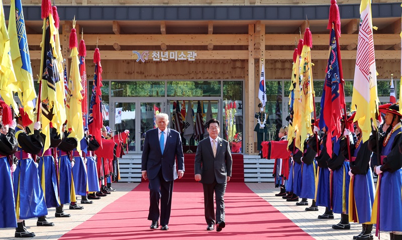이재명 대통령과 도널드 트럼프 미국 대통령이 29일 경북 경주박물관에서 정상회담장으로 이동하고 있다. 2025.10.29 [대통령실통신사진기자단](사진=저작권자(c) 연합뉴스, 무단 전재-재배포 금지)