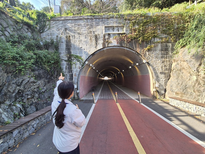 총알 자국을 가리키는 문화해설사.