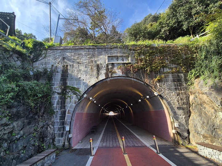 보석처럼 빛나는 소중한 국가문화유산 군산 해망굴.