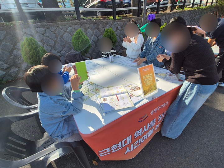 국가유산 모형 키트 만들기에 참여하는 아이들.