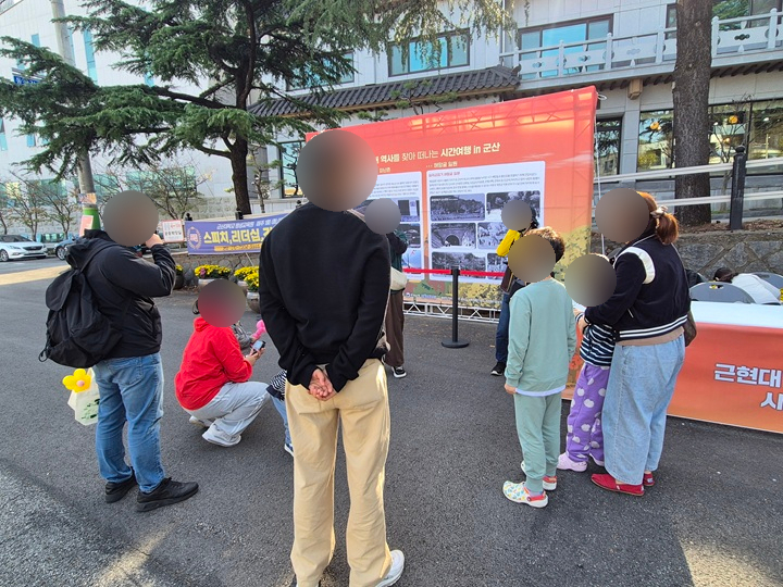 문화 해설을 듣기 위해 참여한 시민들.