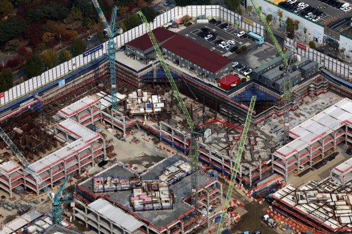 서울 송파구의 한 재건축 진행 단지에서 공사 차량 등이 오가고 있다. 2023.10.24. (ⓒ뉴스1, 무단 전재-재배포 금지)