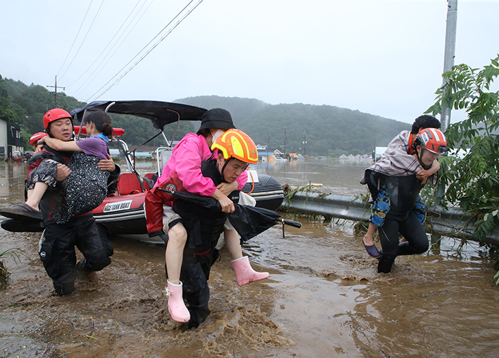 지난 7월 집중호우로 고립된 주민들을 소방구조대원들이 구조하고 있다. 2024.7.10 (ⓒ뉴스1, 무단 전재-재배포 금지)
