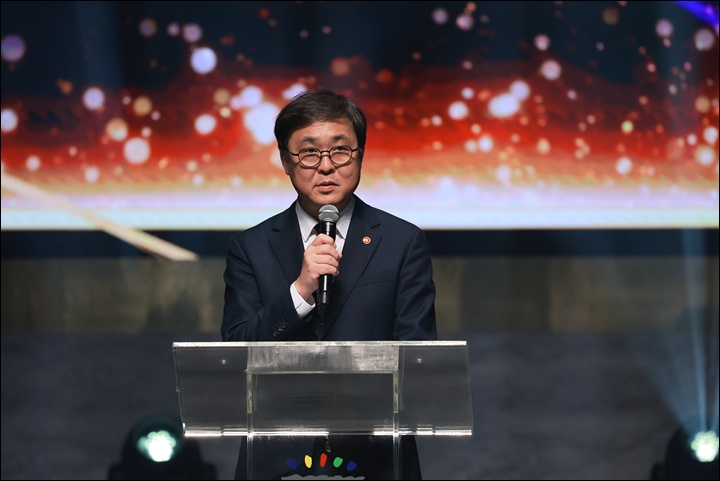 문화체육관광부 최휘영 장관이 축사를 하고 있다.