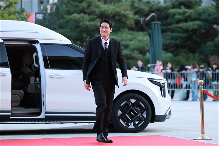 배우 박해준이 레드카펫 위로 입장하고 있다.