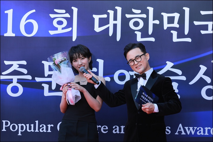 아이들 소연이 포토 라인에서 인터뷰를 하고 있다.