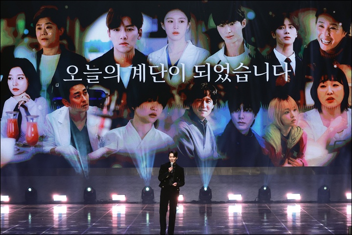 카이의 공연 뒤편 영상에 오늘의 수상자들 얼굴이 비쳤다.