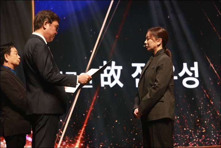 희극인 故 전유성의 딸 전제비가 대리수상을 하고 있다.