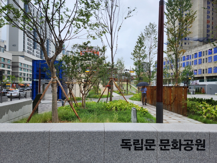 독립문영천시장 옆에 독립문 문화공원이 조성되어 나무와 풀이 가득한 자연경관이 더해졌다.