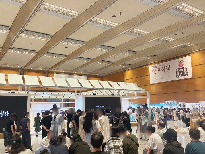 한복상점 전체적인 분위기.