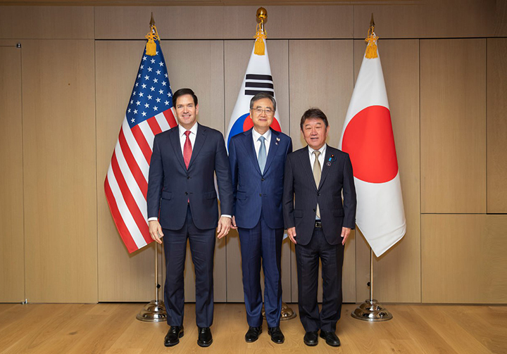 조현 외교부 장관(가운데)은 29일 경주에서 마코 루비오 미국 국무장관, 모테기 도시미쓰 신임 일본 외무대신과 한미일 외교장관회의를 열고 기념 촬영을 하고 있다.(사진=외교부 제공)