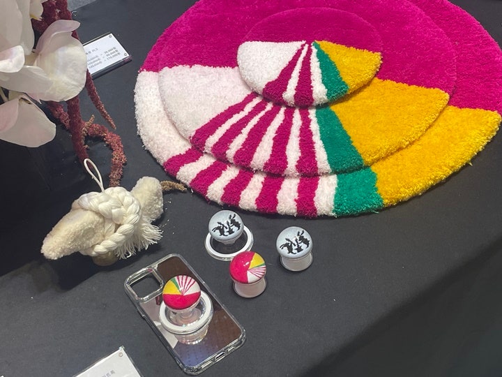 옥춘사탕 콘셉트의 그립톡.