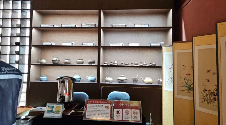 내실 입구에 오미자차가 준비되어 있다.
