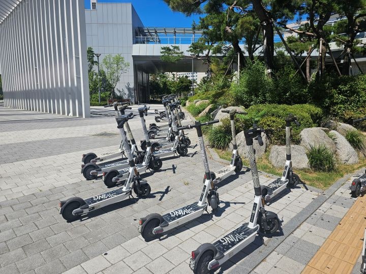 집에서 가까운 역 인근, 전동 킥보드와 전기 자전거가 주차되어 있었다. 통행에 방해가 되지 않게 한쪽에 잘 주차된 것을 확인할 수 있었다.