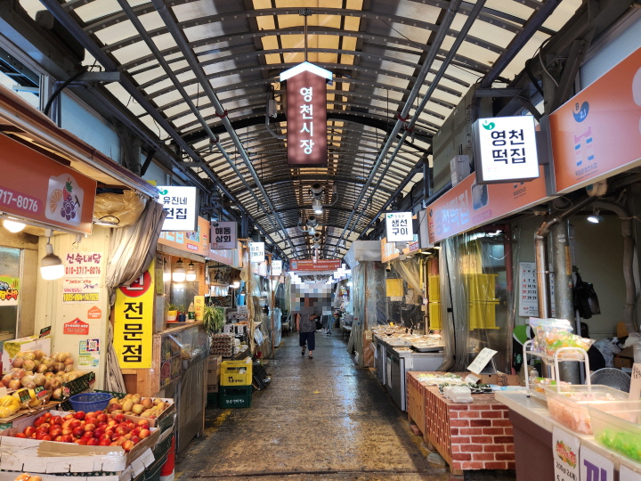 독립문영천시장은 시장통 좌우에 즐비한 상점의 간판을 통일감 있게 재정비했다.