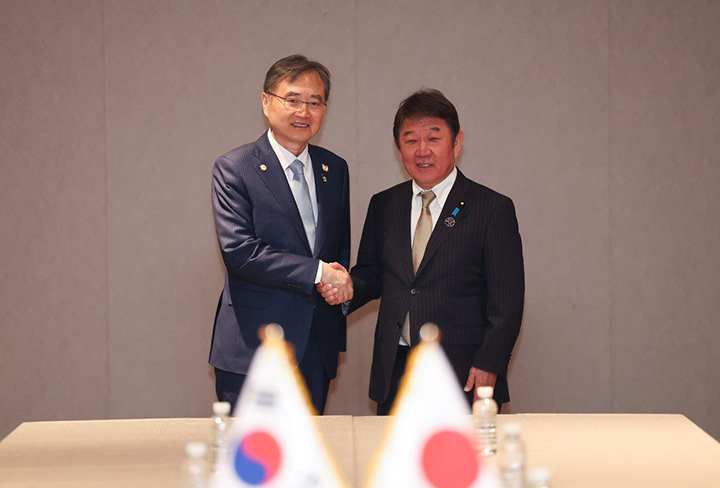 조현 외교부 장관(왼쪽)과 모테기 도시미쓰 일본 외무대신.(사진=외교부 제공)