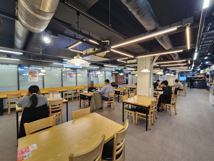 평일 오전, 이른 점심을 먹으려는 사람들이 경동시장청년몰을 방문하고 있다.