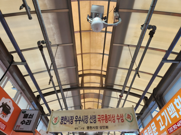 독립문영천시장은 아치형 천장을 덧씌워서 비나 눈이 내릴 적에도 우산 없이 이용할 수 있다.