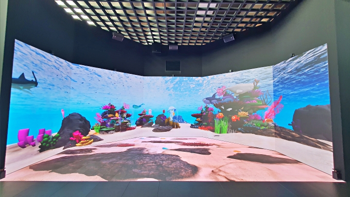 관람객의 손끝에 반응하는 디지털 바다.