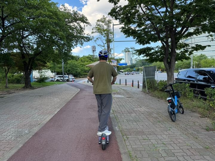 전동킥보드를 직접 이용해 봤다. 생각보다 빠르고 편리했지만, 그만큼 위험하게 느껴졌다.