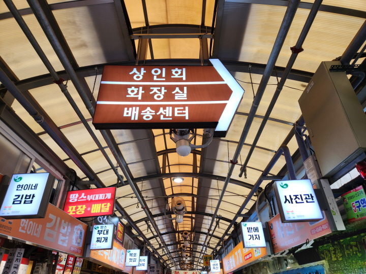 시야를 가리지 않는 위쪽에 고객안내판을 부착해서 외부로 연결되는 장소를 쉽게 찾아갈 수 있다.