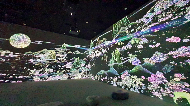 전통 자개의 빛을 미디어로 재해석한 공간.