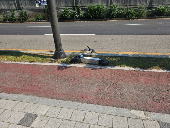 안전 장구 착용은 물론 이용 수칙을 잘 지켜 이용해야 한다. 공용 PM 이용을 마쳤다면 통행에 방해되지 않게 주차하는 것도 잊지 말자.