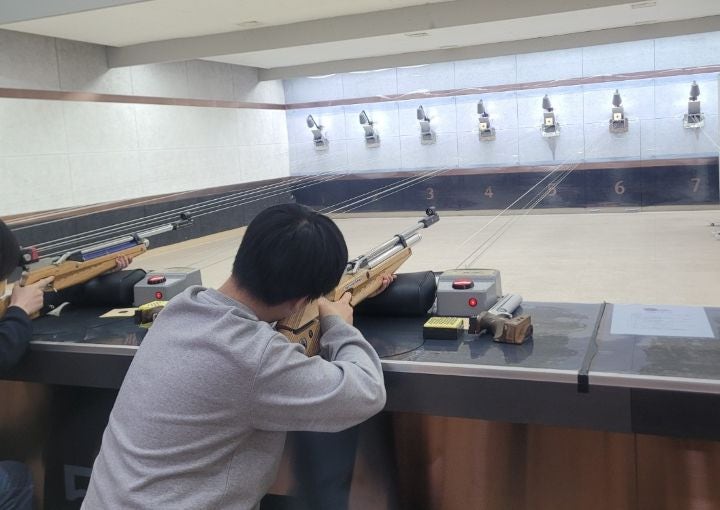 내 아이는 이번 7월 줄넘기 수업을 하기 전까지 사격 강좌를 수강해 왔다. 실탄사격인 만큼 보호자가 동반해야 했지만, 뒤쪽 테이블에 앉아 조금의 여유를 즐길 수 있었고, 아이는 이색 스포츠를 부담 없이 체험할 수 있었다.