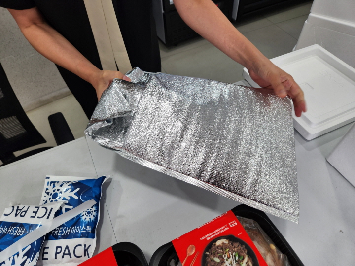 상인회 건물 1층 배송센터에서 온라인으로 주문받은 상품을 포장하고 있다.