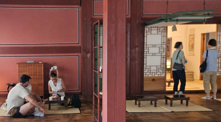 담소를 나누는 외국 관광객과 실내의 분위기를 감상하는 관광객.