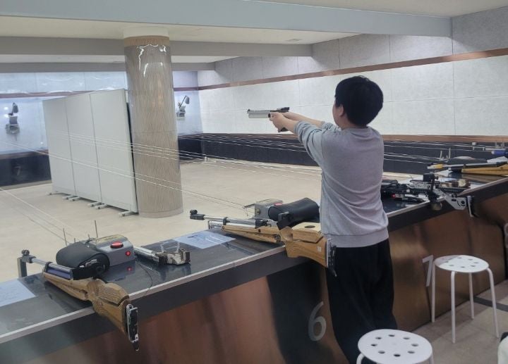 스포츠바우처를 활용해 사격 강좌를 받을 때의 모습. 이번 7월부터 스포츠시설에 대한 문화비 소득공제가 확대되어 신청을 마친 사업장이라면 이용자의 문화비 소득공제 적용이 가능하도록 조처됐다.